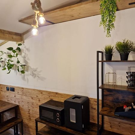Two-Bedroom Cosy Country Lodge With Private Patio Greenhithe Екстериор снимка