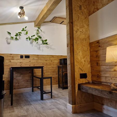 Two-Bedroom Cosy Country Lodge With Private Patio Greenhithe Екстериор снимка