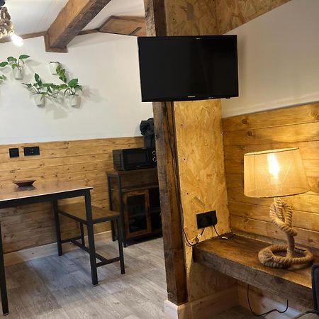 Two-Bedroom Cosy Country Lodge With Private Patio Greenhithe Екстериор снимка