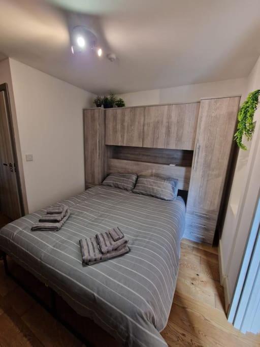 Two-Bedroom Cosy Country Lodge With Private Patio Greenhithe Екстериор снимка
