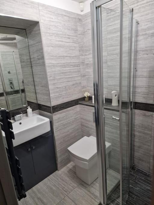 Two-Bedroom Cosy Country Lodge With Private Patio Greenhithe Екстериор снимка