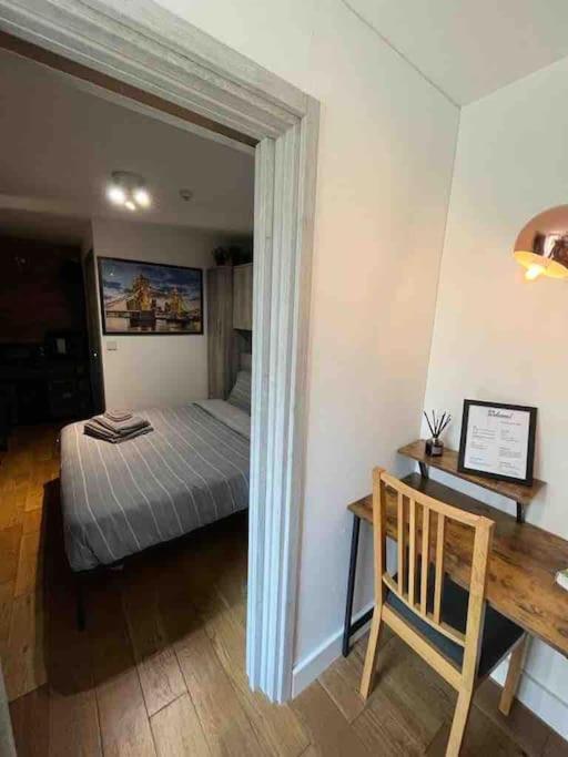Two-Bedroom Cosy Country Lodge With Private Patio Greenhithe Екстериор снимка
