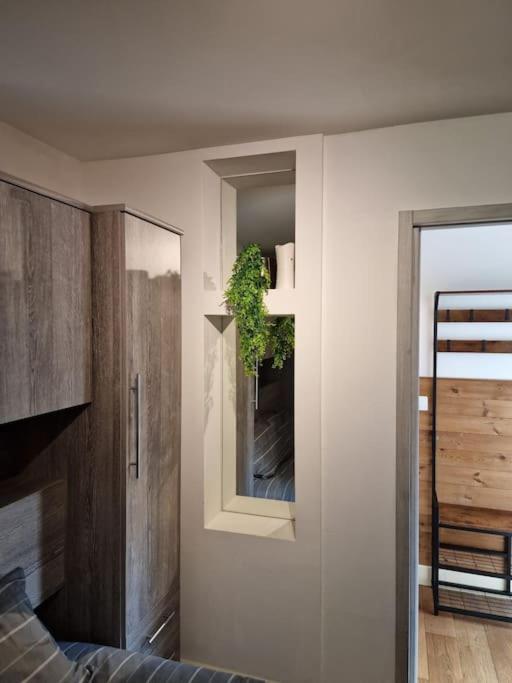 Two-Bedroom Cosy Country Lodge With Private Patio Greenhithe Екстериор снимка