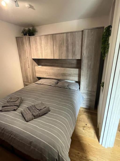 Two-Bedroom Cosy Country Lodge With Private Patio Greenhithe Екстериор снимка