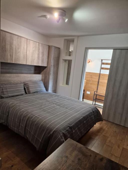 Two-Bedroom Cosy Country Lodge With Private Patio Greenhithe Екстериор снимка