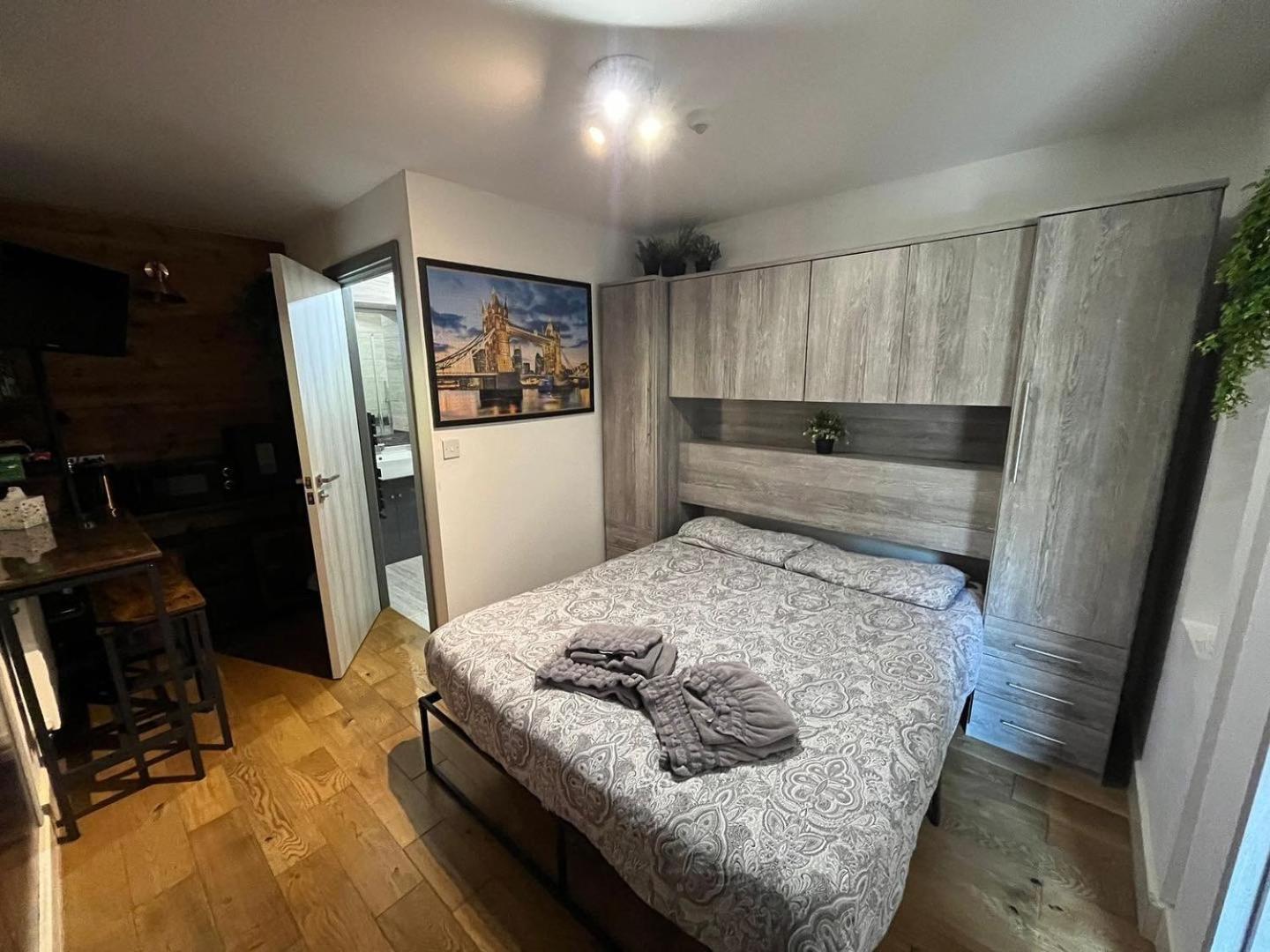 Two-Bedroom Cosy Country Lodge With Private Patio Greenhithe Екстериор снимка