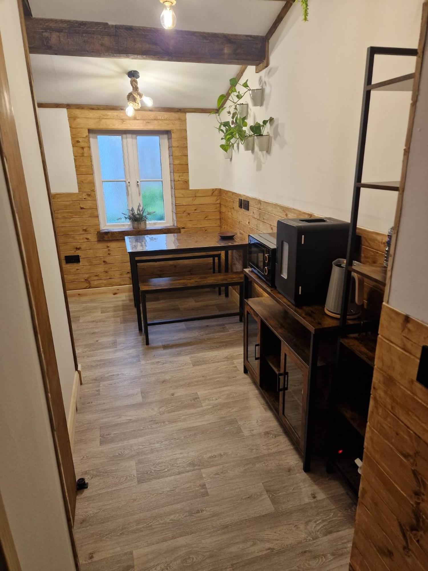 Two-Bedroom Cosy Country Lodge With Private Patio Greenhithe Екстериор снимка