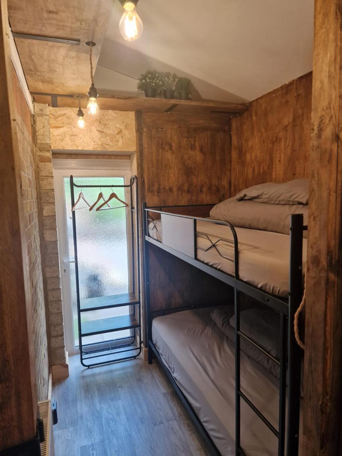 Two-Bedroom Cosy Country Lodge With Private Patio Greenhithe Екстериор снимка